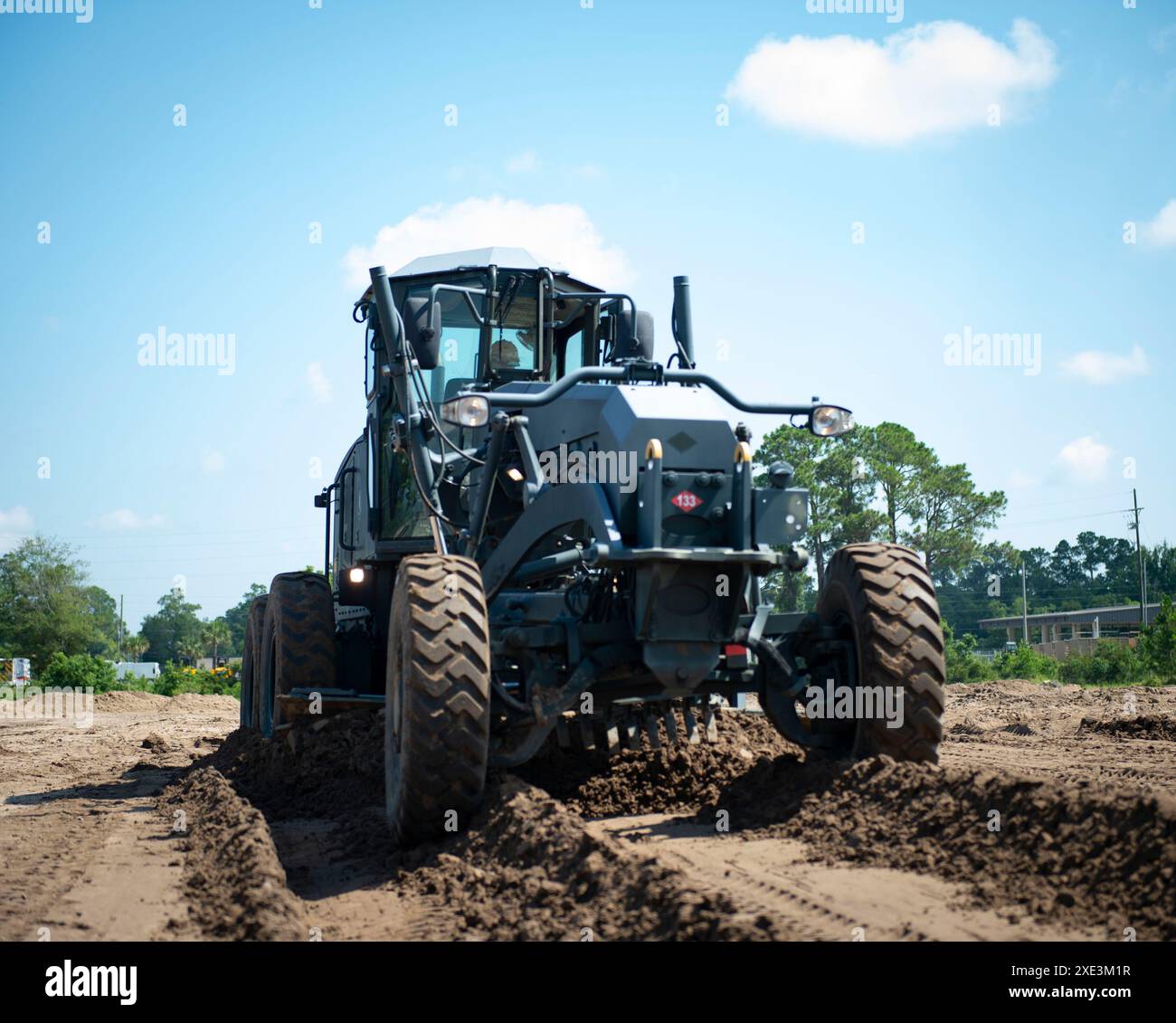 240625-N-PI330-1053 GULFPORT, Mississippi (25. Juni 2024) Ausrüstungsbetreiber der 2. Klasse Brandan Carney, dem Naval Mobile Construction Battalion 133 (NMCB 133) zugewiesen, betreibt am 25. Juni 2024 einen Grader im Naval Construction Battalion Center, Gulfport, Mississippi. NMCB 133 führt Homeport-Operationen als Teil des Navy Expeditionary Combat Command am Naval Construction Battalion Center in Gulfport während der Grundphase des Force Readiness Training Plans (FRTP) durch. (Foto der U.S. Navy von Mass Communication Specialist 1st Class Andrew Waters/veröffentlicht) Stockfoto