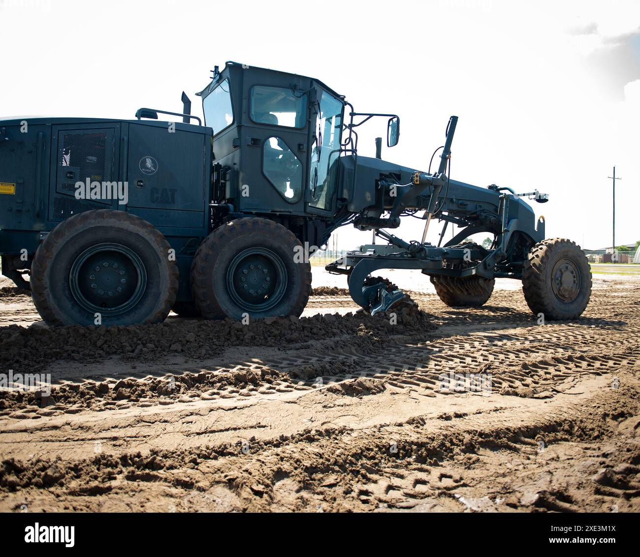 240625-N-PI330-1020 GULFPORT, Mississippi (25. Juni 2024) Ausrüstungsbetreiber der 2. Klasse Brandan Carney, dem Naval Mobile Construction Battalion 133 (NMCB 133) zugewiesen, betreibt am 25. Juni 2024 einen Grader im Naval Construction Battalion Center, Gulfport, Mississippi. NMCB 133 führt Homeport-Operationen als Teil des Navy Expeditionary Combat Command am Naval Construction Battalion Center in Gulfport während der Grundphase des Force Readiness Training Plans (FRTP) durch. (Foto der US Navy von Mass Communication Specialist 2nd Class Andrew Waters/veröffentlicht) Stockfoto
