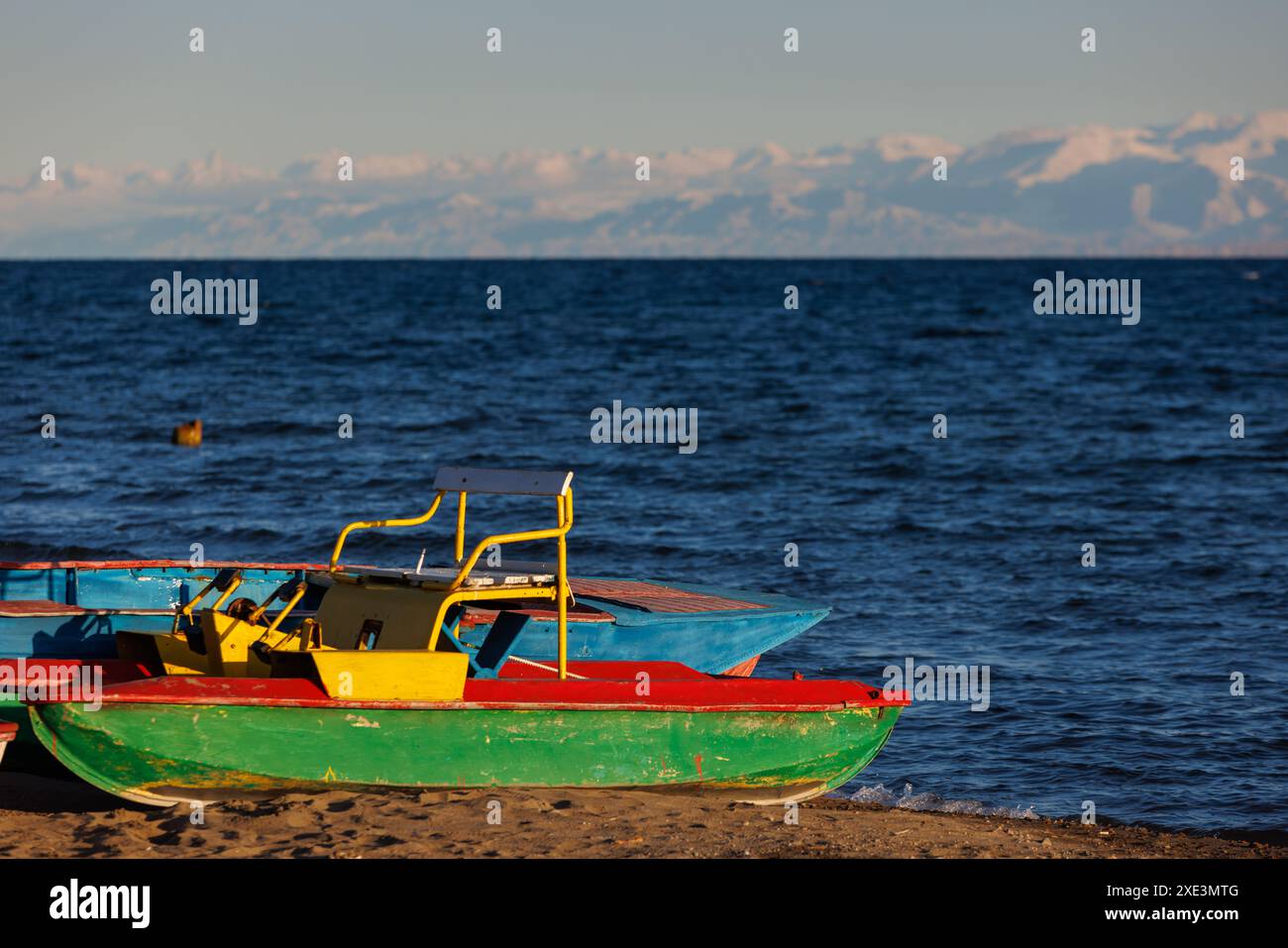 Alte Tretkatamarane am Strand des Bergsees am sonnigen Herbstnachmittag Stockfoto