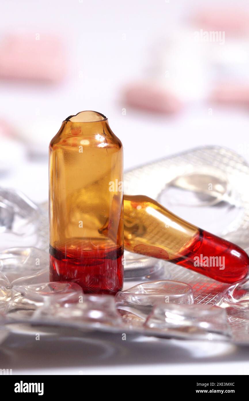 Serum B12 mit Vitamin C in Ampullen zur medikamentösen Behandlung. Ampule braune Flasche mit Chemikalie oder vacc Stockfoto