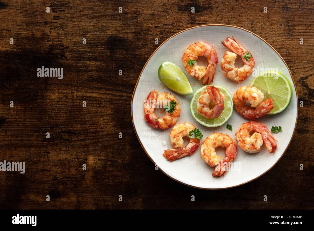 Shrimps, Overhead Flat Lay Shot mit Kopierraum. Gebratene Garnelen mit Limette Stockfoto