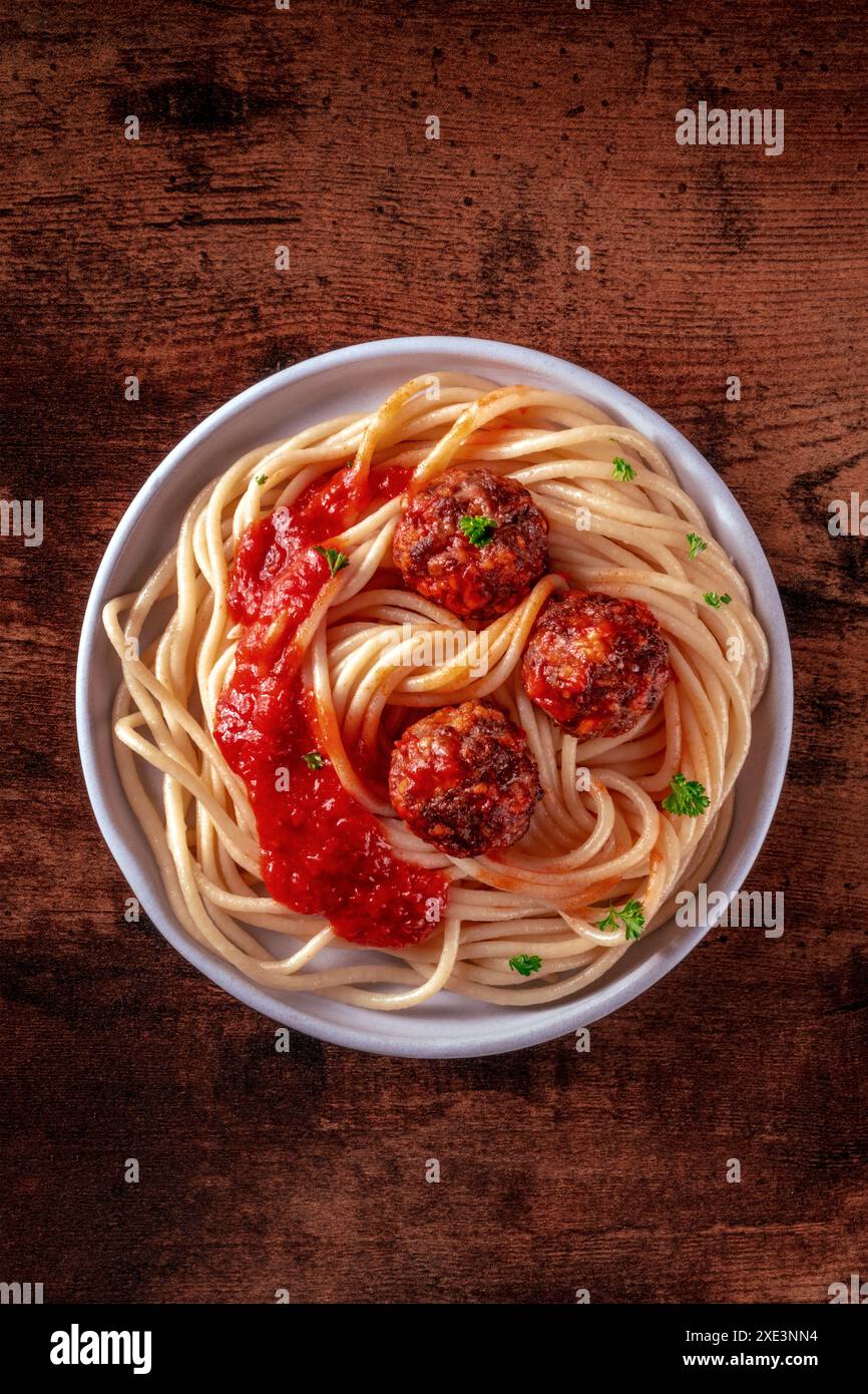 Fleischbällchen. Rindfleischbällchen, von oben mit Spaghetti und Tomatensauce geschossen Stockfoto