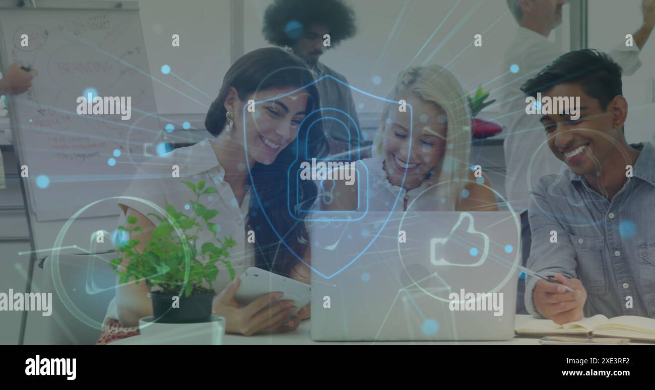 Bild von Computersymbolen, Vorhängeschloss im Schild über verschiedenen Kollegen, die im Büro Ideen austauschen Stockfoto