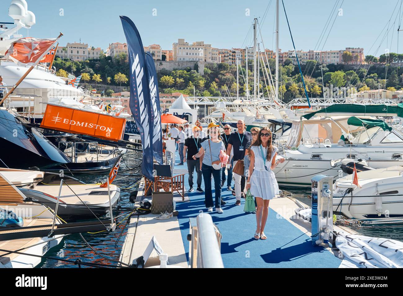 Monaco, Monte Carlo, 28. September 2022 - viele Menschen, Kunden und Yachtmakler schauen sich die vorgestellten Mega-Yachten an, diskutieren über die Themen Stockfoto