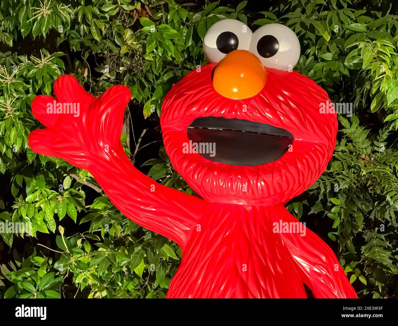 Osaka, Japan. Dezember 2023. Nächtliche Nahaufnahme einer Kinderfigur in einem Vergnügungspark. Stockfoto