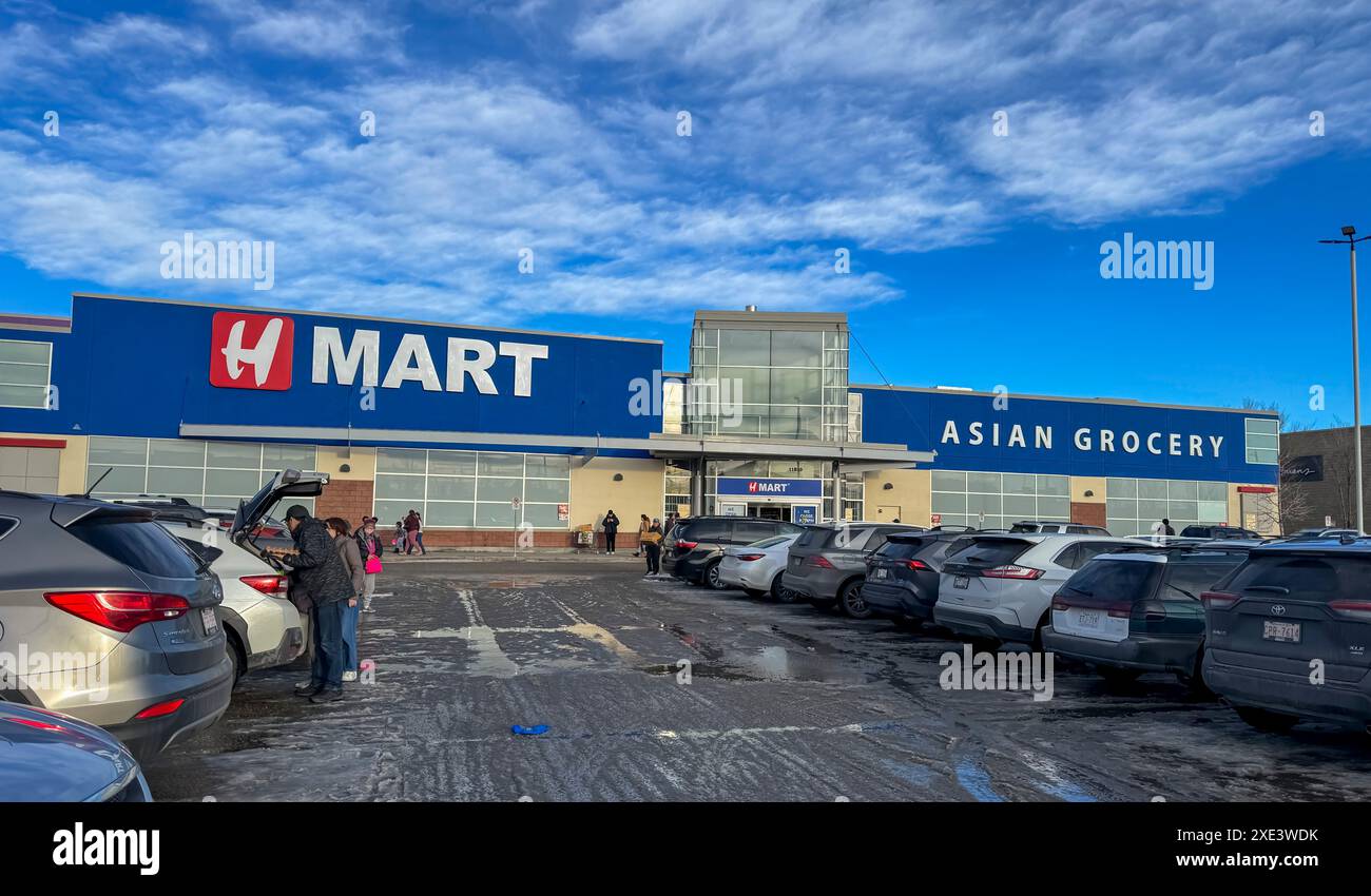 Calgary, Alberta, Kanada. Dezember 2023. H-Mart-Schild. Eine amerikanische Supermarktkette asiatischer Supermärkte, die von der Hanahre betrieben wird Stockfoto