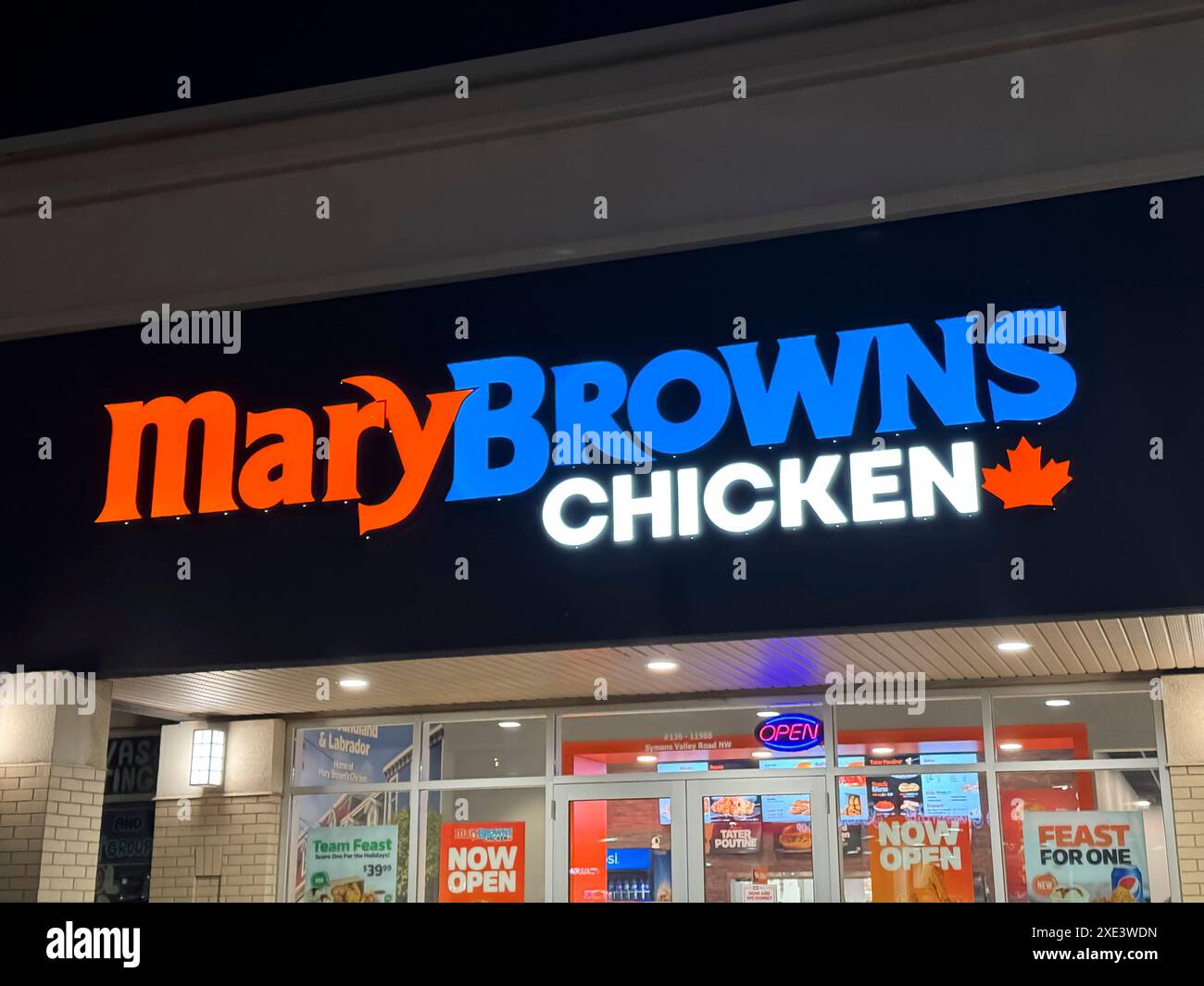 Calgary, Alberta, Kanada. Dezember 2023. Eine Nahaufnahme zu einem Mary Browns Chicken Fast Food Restaurant. Stockfoto