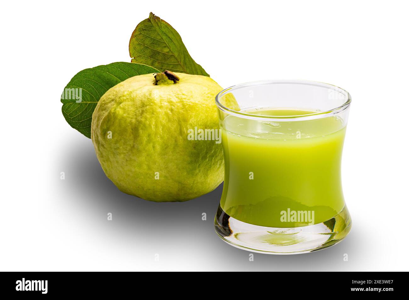 Frischer grüner Guavasaft und reife süße Guavafrucht mit Guavablättern. Stockfoto