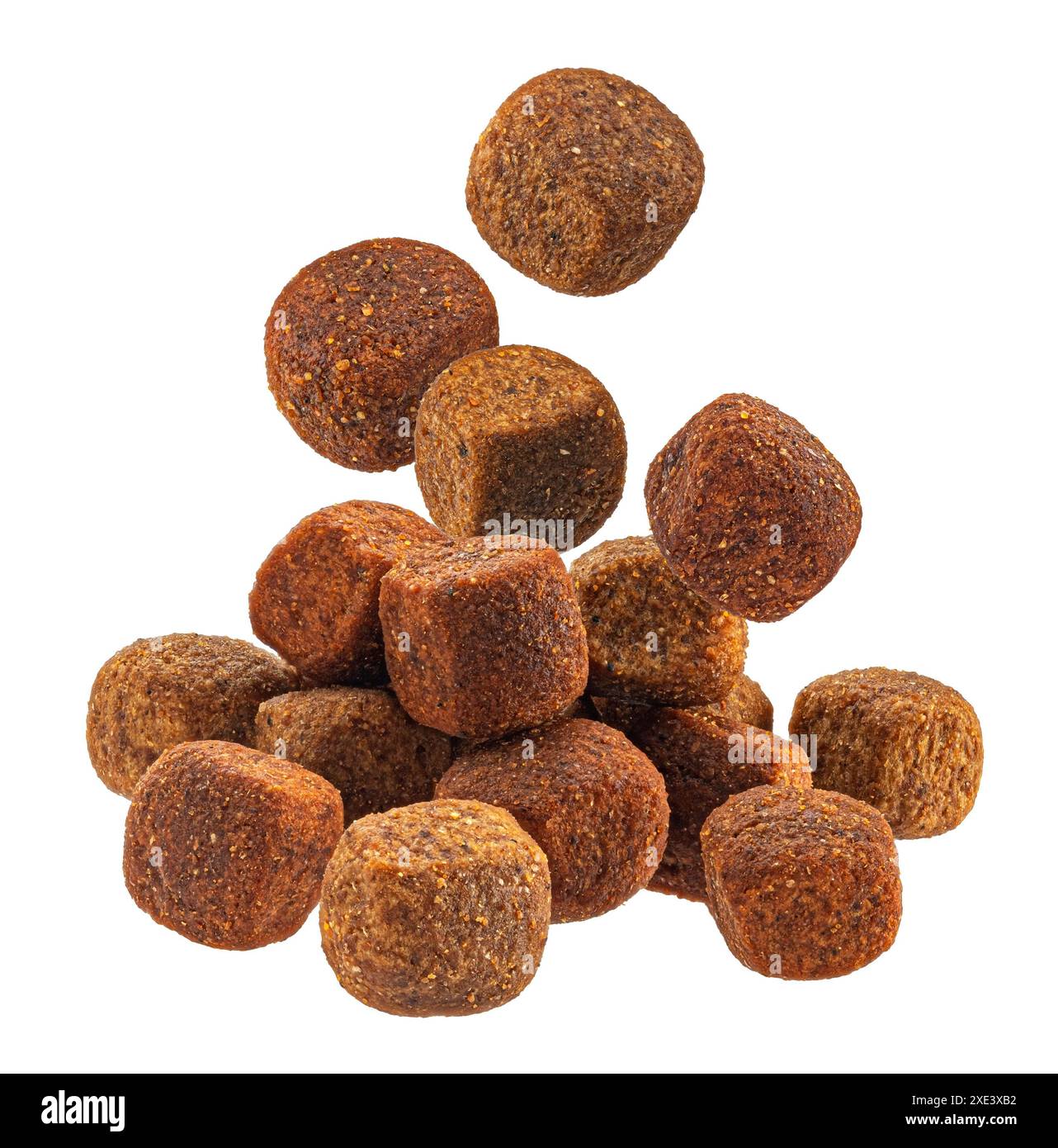 Trockenes Katzen- oder Hundefutter isoliert auf weißem Hintergrund Stockfoto