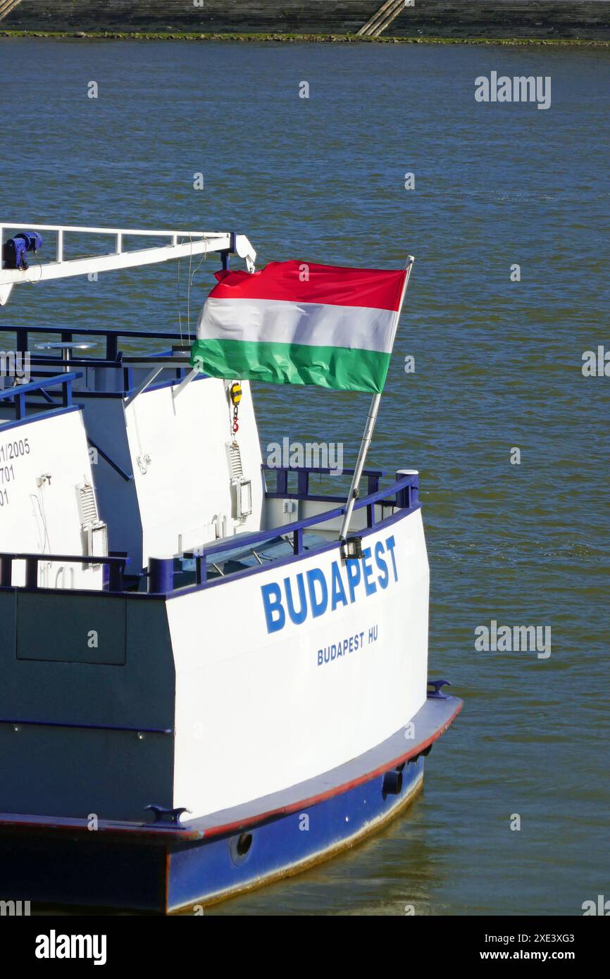 Ungarische Nationalflagge auf einem Schiff in Budapest Stockfoto