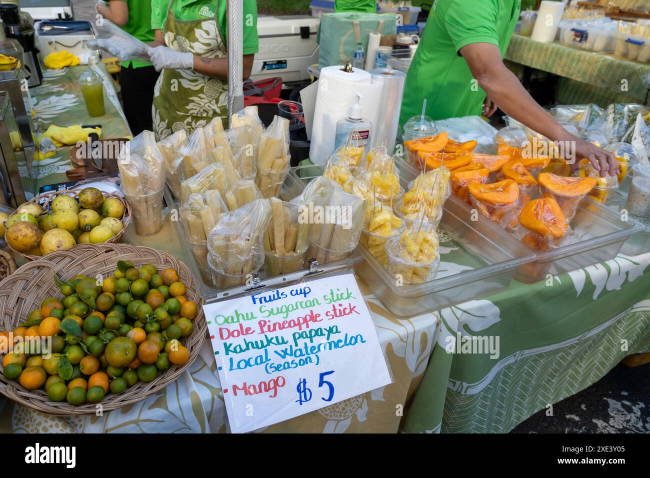 Frisch geschnittene tropische Früchte auf dem Tisch zum Verkauf auf einem Straßenmarkt in Honolulu, HI, USA. Stockfoto