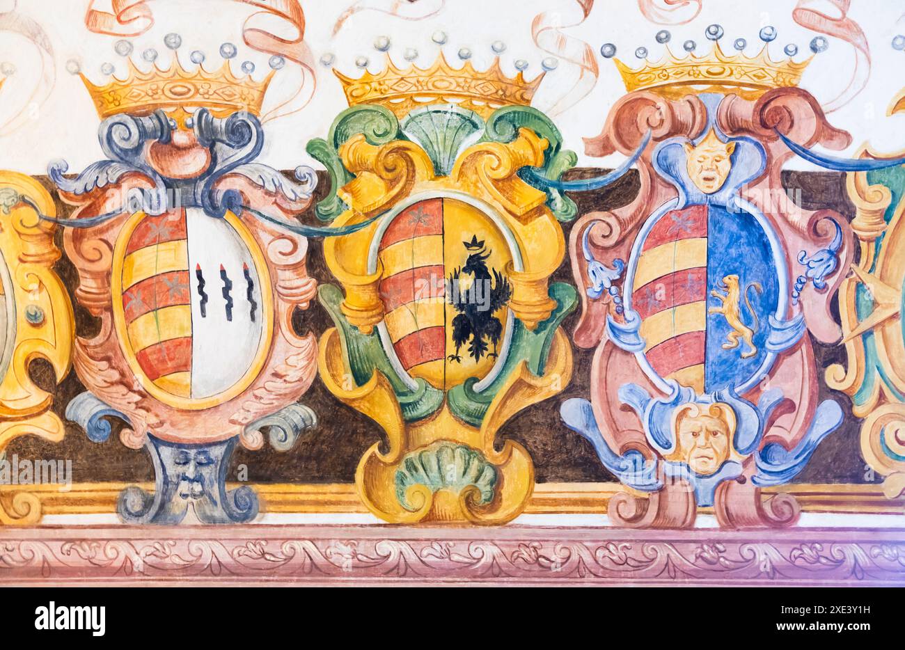 Antikes heraldisches Banner. Mittelalterliche Dekoration, Vintage-Schildform. Stockfoto