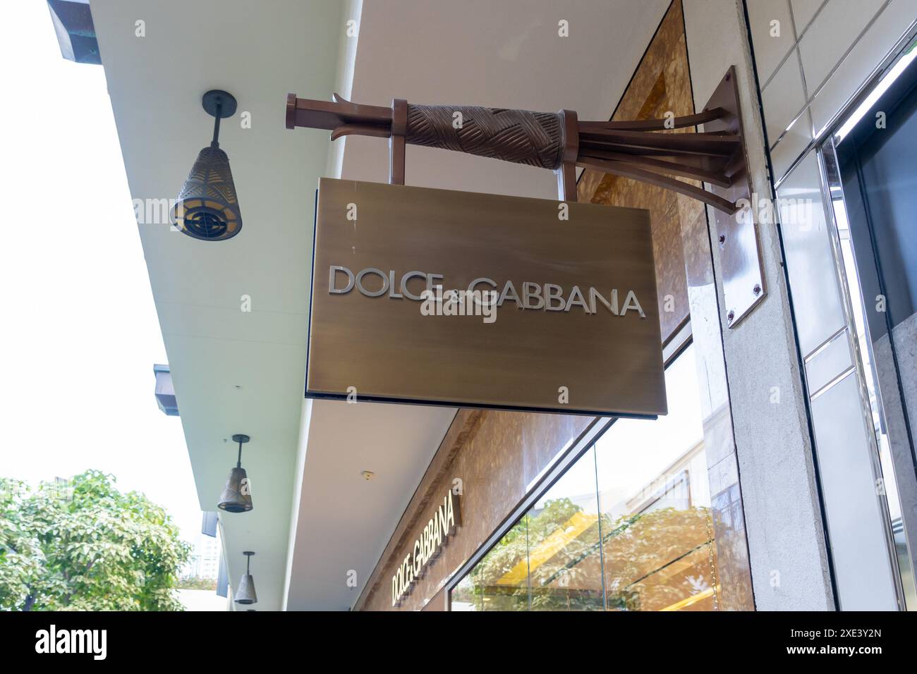 Honolulu, HI, USA - 14. Januar 2024: Dolce und Gabbana hängen ein Schild in einem Einkaufszentrum in Waikiki, Hawaii. Stockfoto