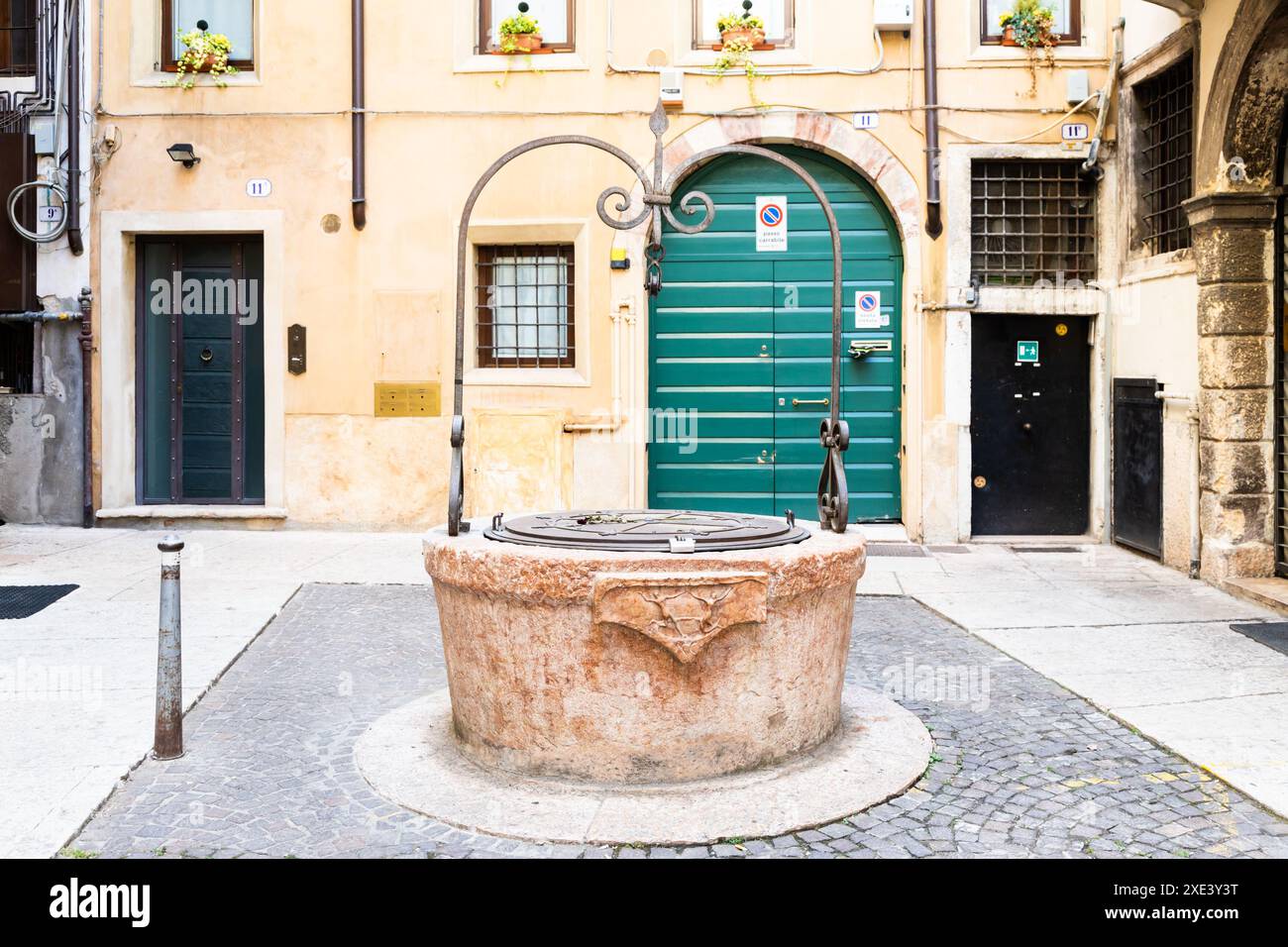 Verona, Italien - der berühmte Brunnen der Liebe, romantische Besichtigungstour im Herzen der Stadt Stockfoto