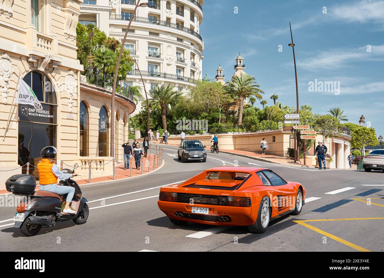 Monaco, Monte-Carlo, 29. September 2022 - berühmtes Wahrzeichen Casino Monte-Carlo und Hotel de Paris an sonnigen Tagen, Lebensstil der Princi Stockfoto