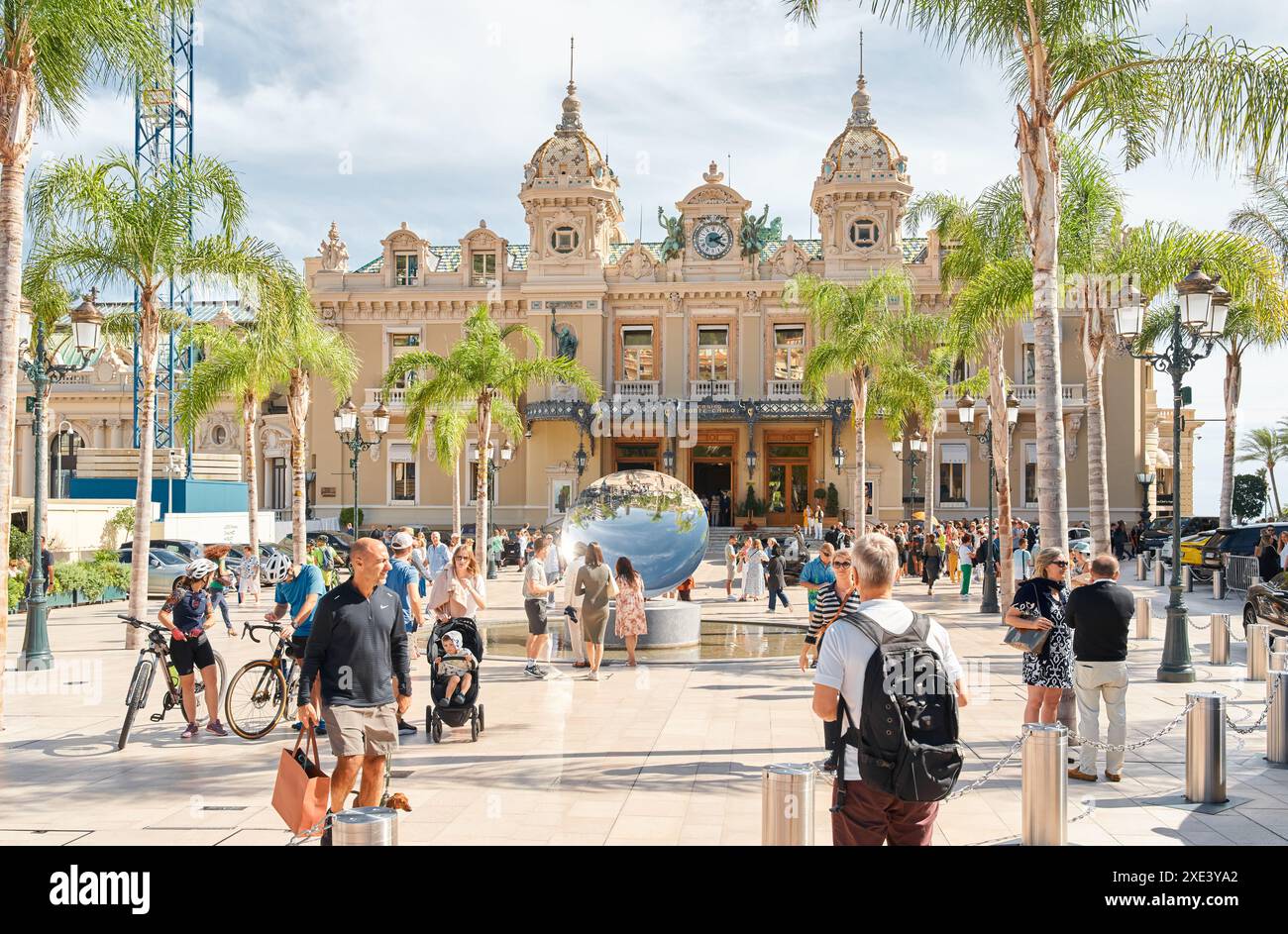 Monaco, Monte-Carlo, 29. September 2022 - Square Casino Monte-Carlo an sonnigem Tag, Luxusautos, berühmtes Hotel de Paris, Wohlstandsleben Stockfoto