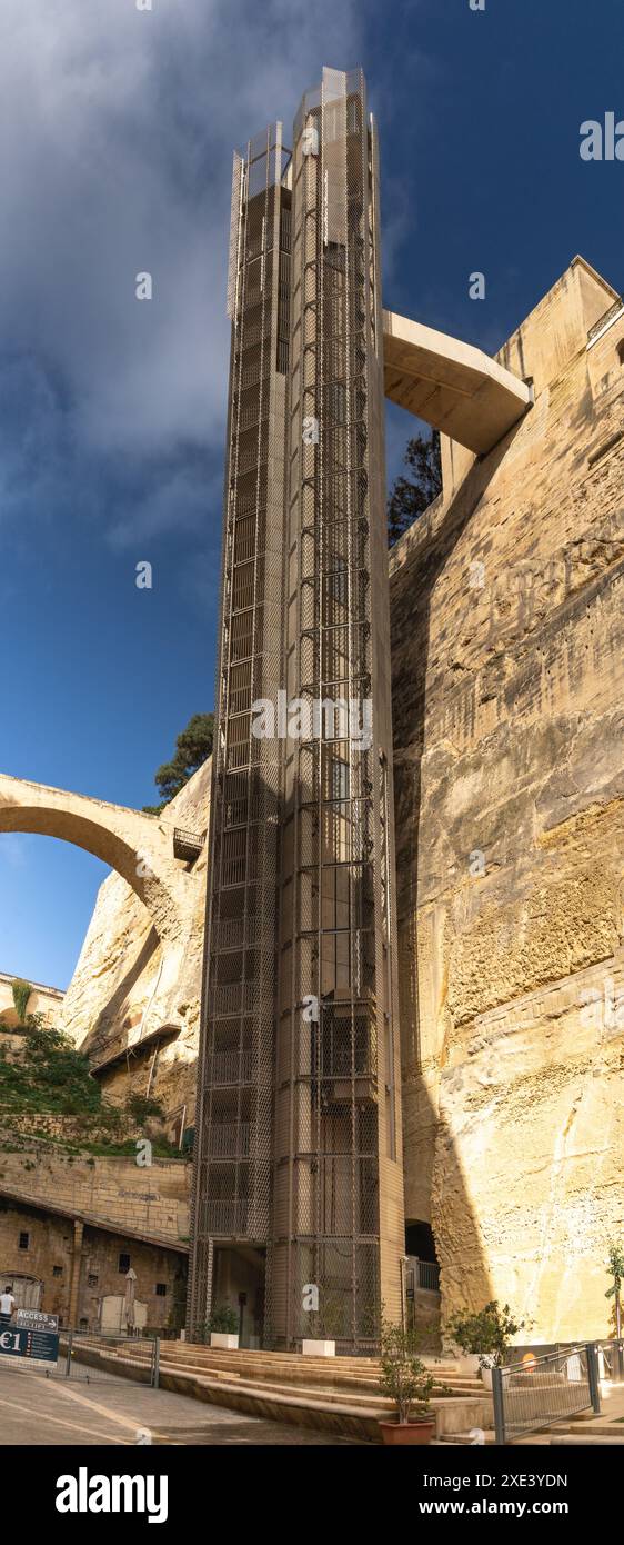 Vertikaler Blick auf den Hochgeschwindigkeits-Barrakka-Aufzug im großen Hafen von Valletta Stockfoto