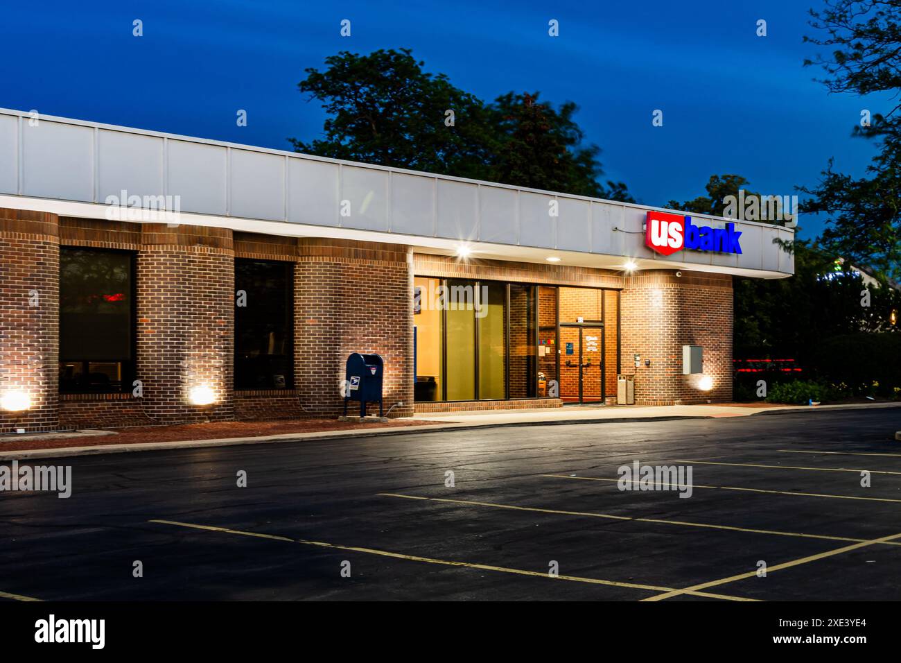 Lombard, IL, USA - 18. Juni 2024: Lokale Zweigstelle der US Bank in der Abenddämmerung. Stockfoto