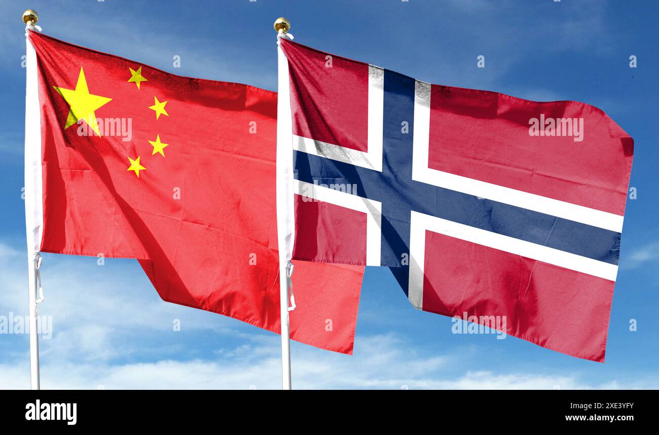 Chinesische und norwegische Flagge. Im blauen Himmel winken Stockfoto