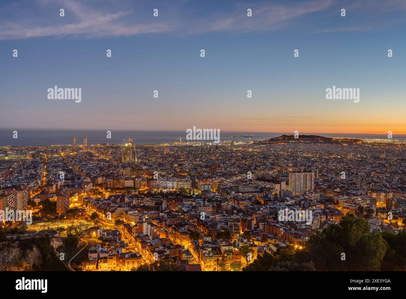 Die Skyline von Barcelona in Spanien nach Sonnenuntergang Stockfoto