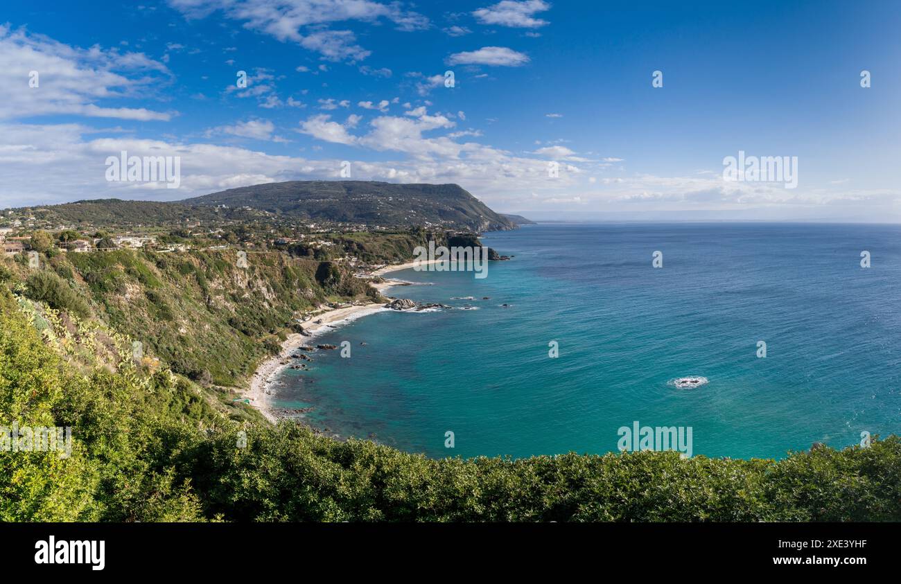 Blick auf die Küste und die Strände von Capo Vaticano in Kalabrien Stockfoto