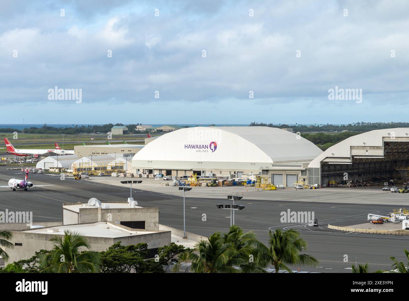 Honolulu, Hawaii, USA – 16. Januar 2024: Wartungs- und Frachteinrichtung der Hawaiian Airlines am Daniel K. Inouye International Airport. Honolulu, Hawai Stockfoto