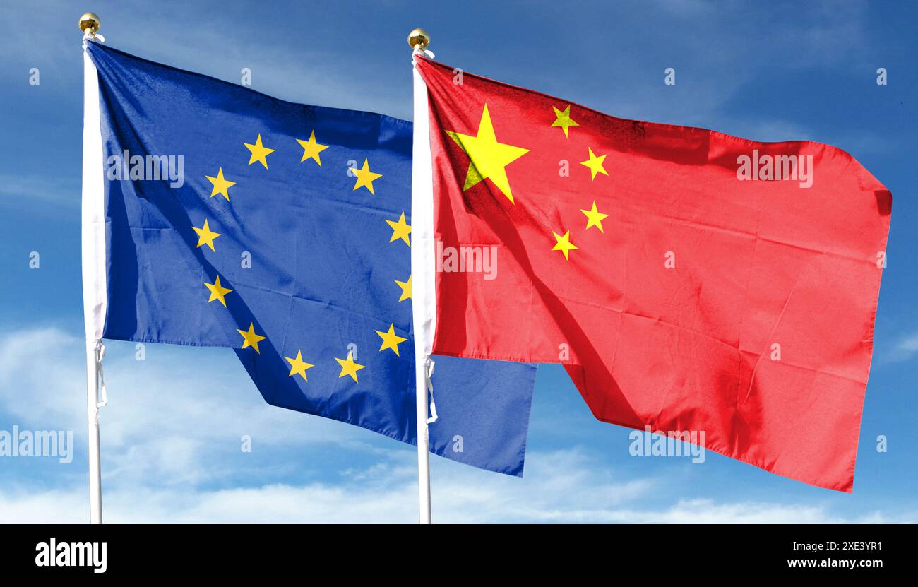 China- und EU-Flagge am bewölkten Himmel. Im Himmel winken Stockfoto