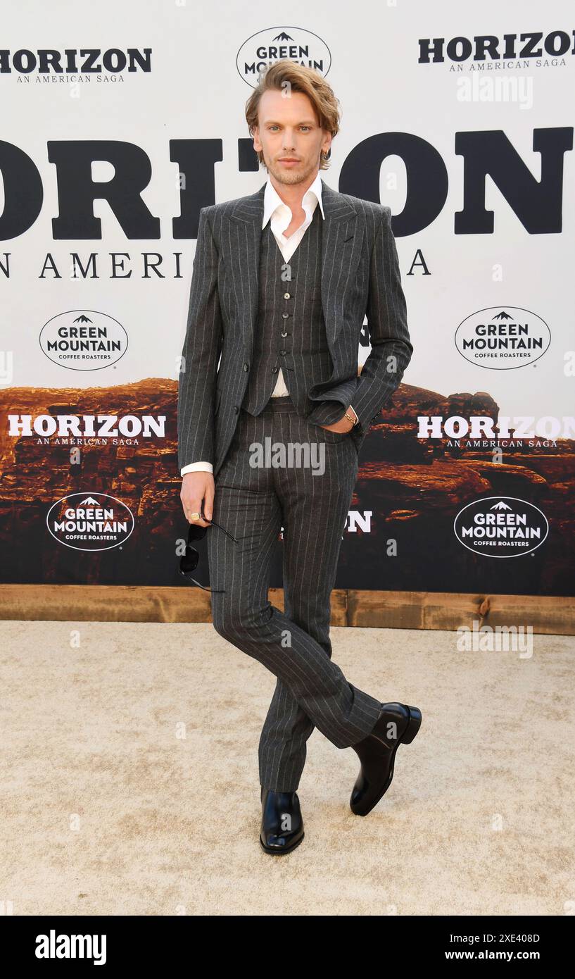 LOS ANGELES, KALIFORNIEN - 24. JUNI: Jamie Campbell Bower nimmt an der US-Premiere von Horizon: An American Saga - Chapter 1 im Regency Village Theatre Teil Stockfoto