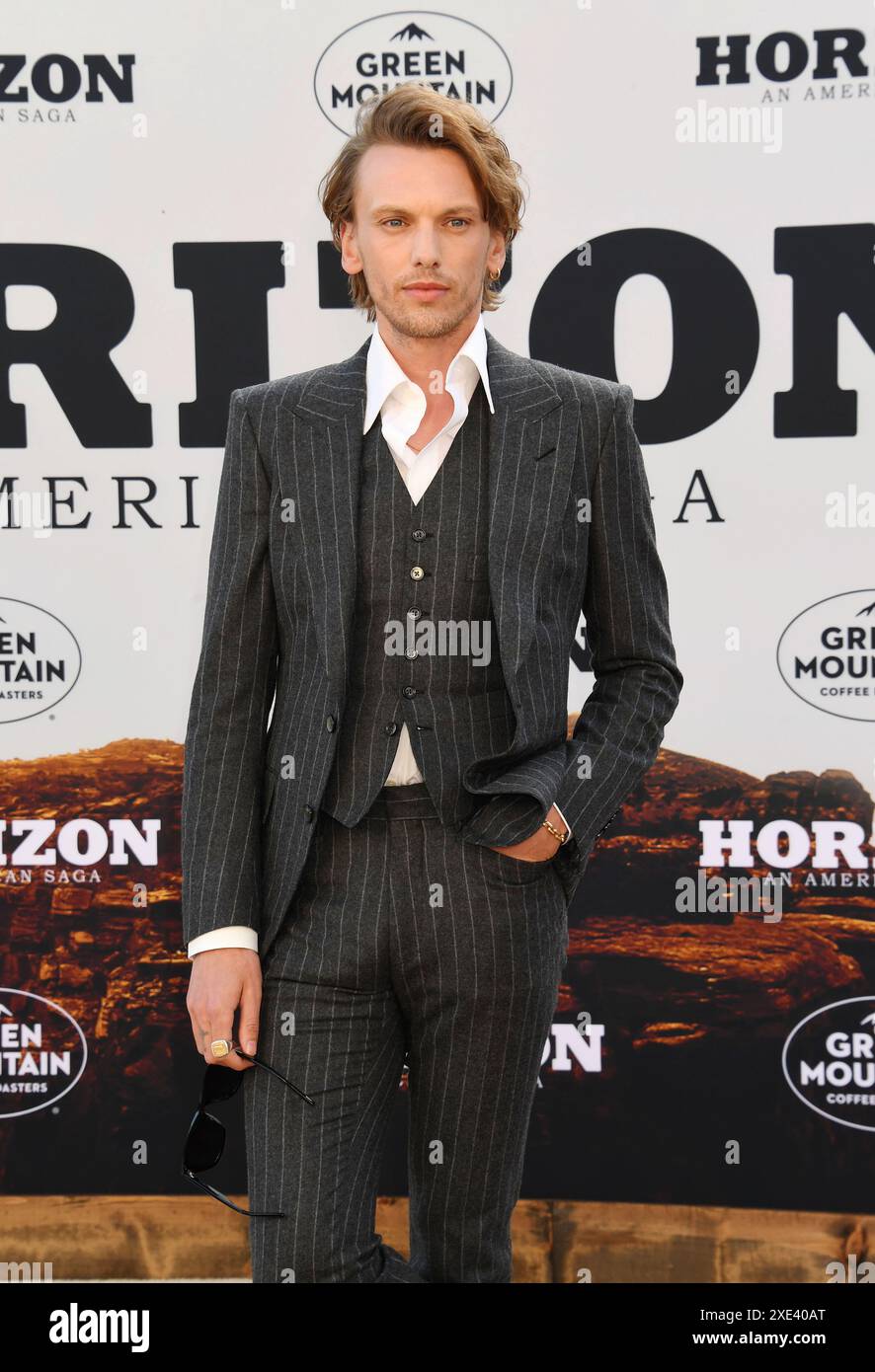 LOS ANGELES, KALIFORNIEN - 24. JUNI: Jamie Campbell Bower nimmt an der US-Premiere von Horizon: An American Saga - Chapter 1 im Regency Village Theatre Teil Stockfoto