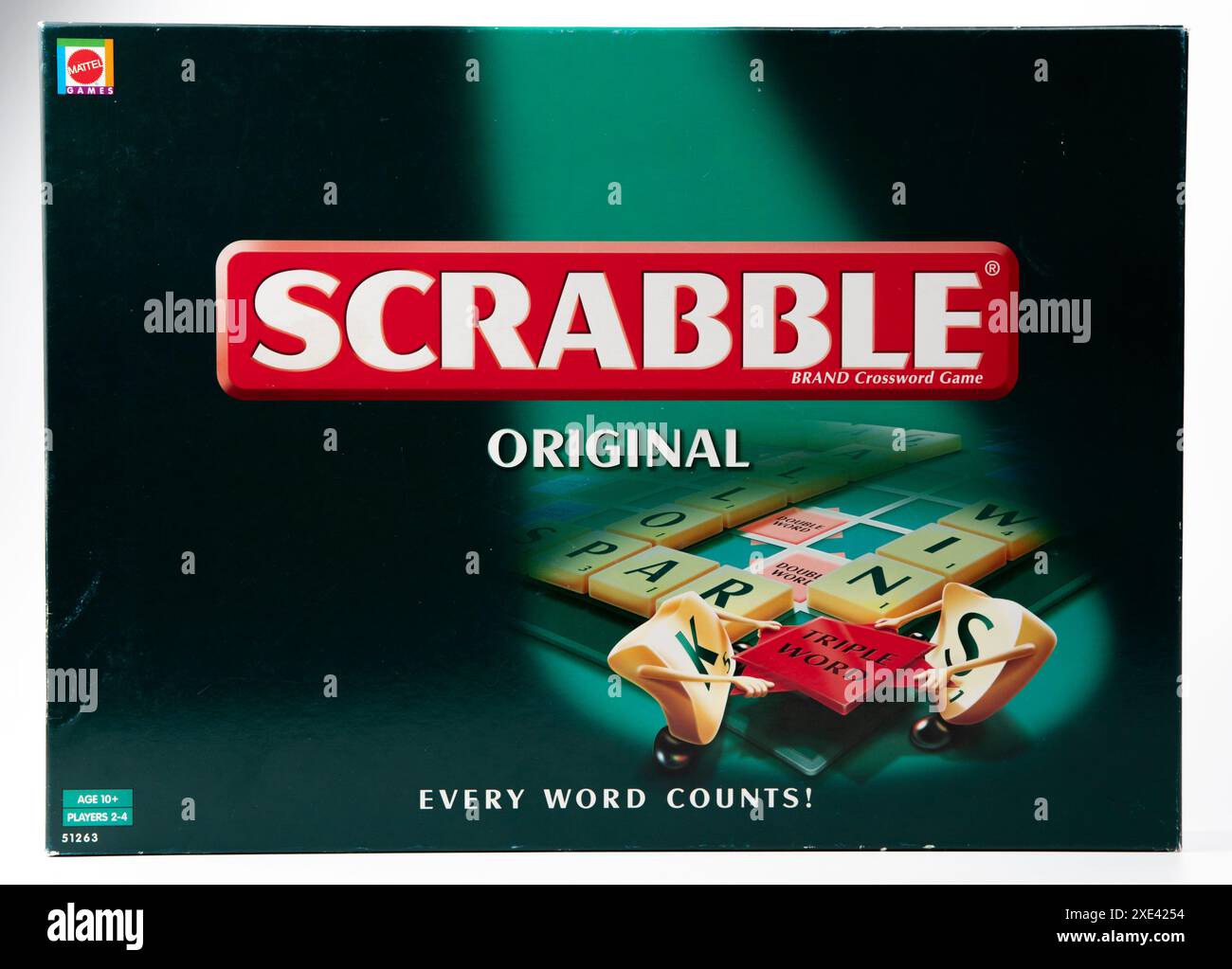 Nova Bana, Slowakei - 31. Dezember 2023 : Scrabble Word Game Box isoliert auf weißem Hintergrund. Mattel Scrabble Original. Stockfoto