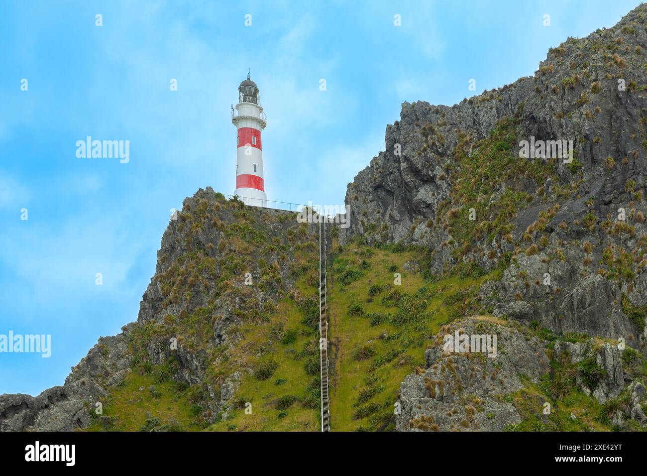 Cape Palliser Leuchtturm auf einem Felsvorsprung über einer steilen Treppe Stockfoto