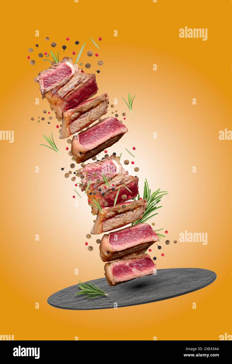 In Scheiben geschnittenes Rindfleisch-Steak New York mit Gewürzen und einem Zweig Rosmarin, Grad der Garung selten Stockfoto