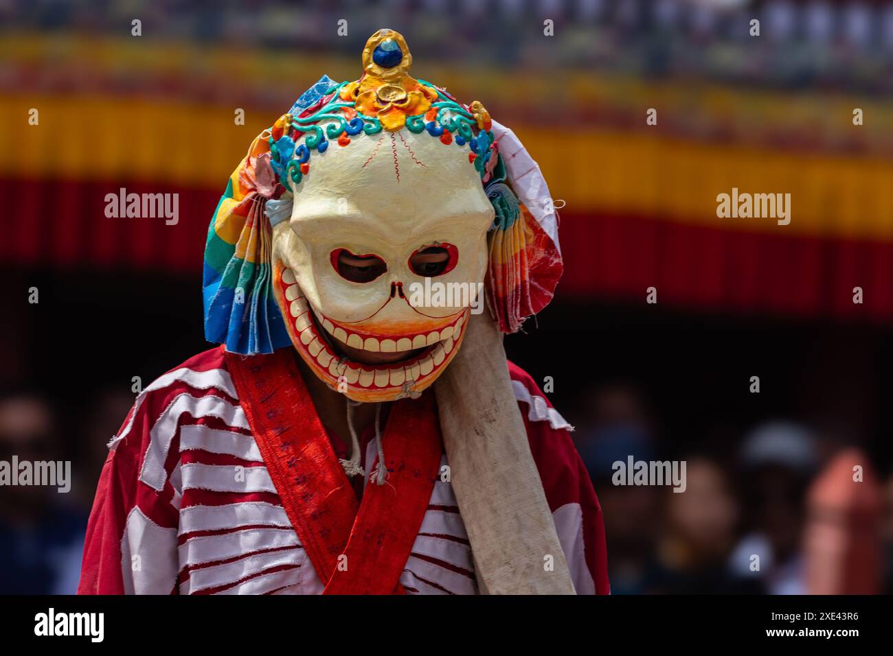 Ein bunter Maskentanz wird im Hemis Kloster in Leh, Ladakh, Indien, aufgeführt. Stockfoto