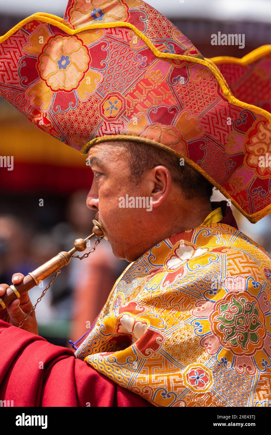 Ein Ladakhi-Mönch spielt ein Musikinstrument in traditioneller Tracht während des Hemis-Festivals in Leh, Indien am 17. Juni 2024 Stockfoto