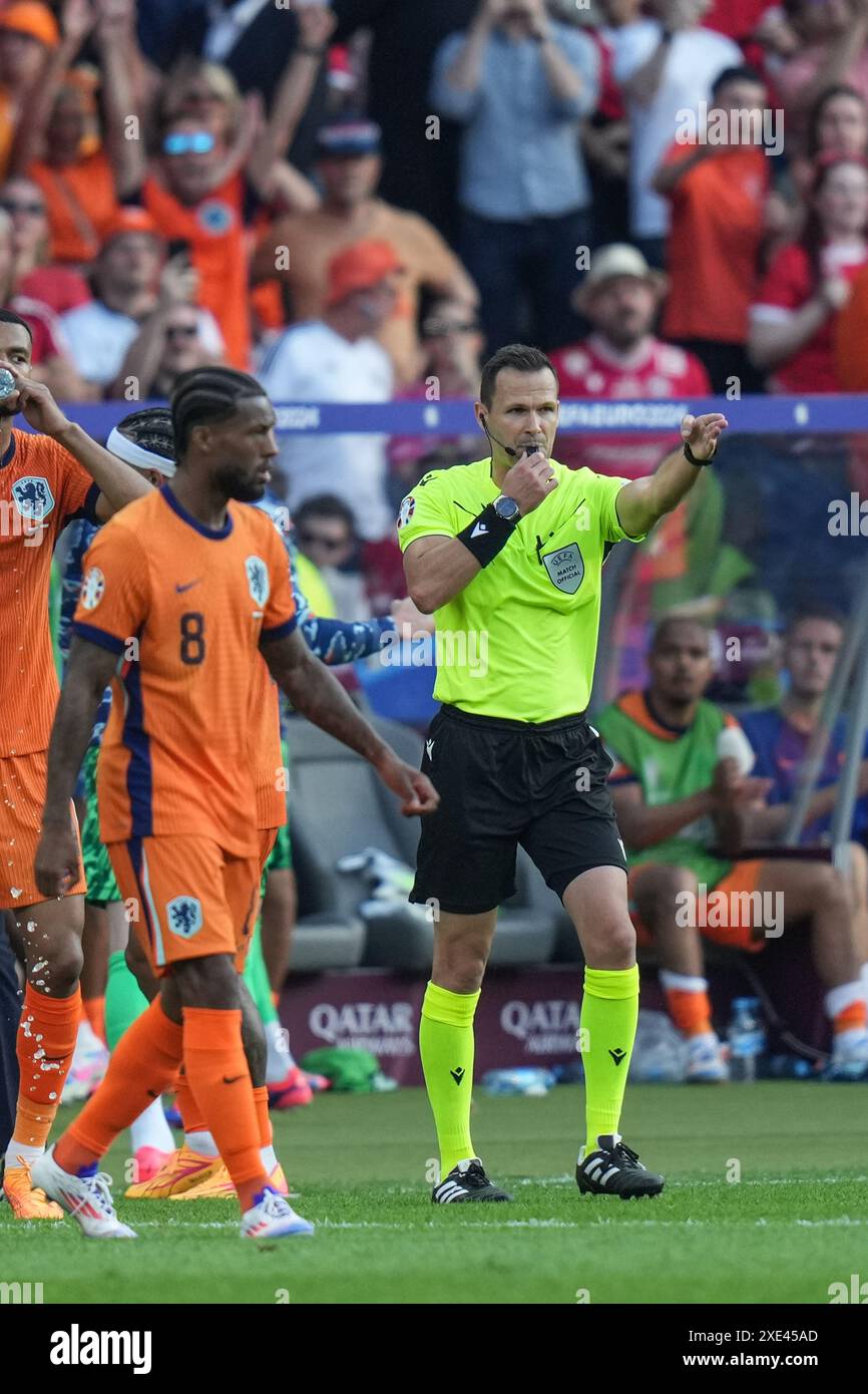 Berlin, Deutschland. Juni 2024. Schiedsrichter Ivan Kruzliak (R) verspricht ein Tor gegen die Niederlande, das Memphis Depay nach Überprüfung des VAR-Monitors während des Gruppenspiels der UEFA Euro 2024 zwischen den Niederlanden und Österreich am 25. Juni 2024 in Berlin erzielte. Quelle: Peng Ziyang/Xinhua/Alamy Live News Stockfoto
