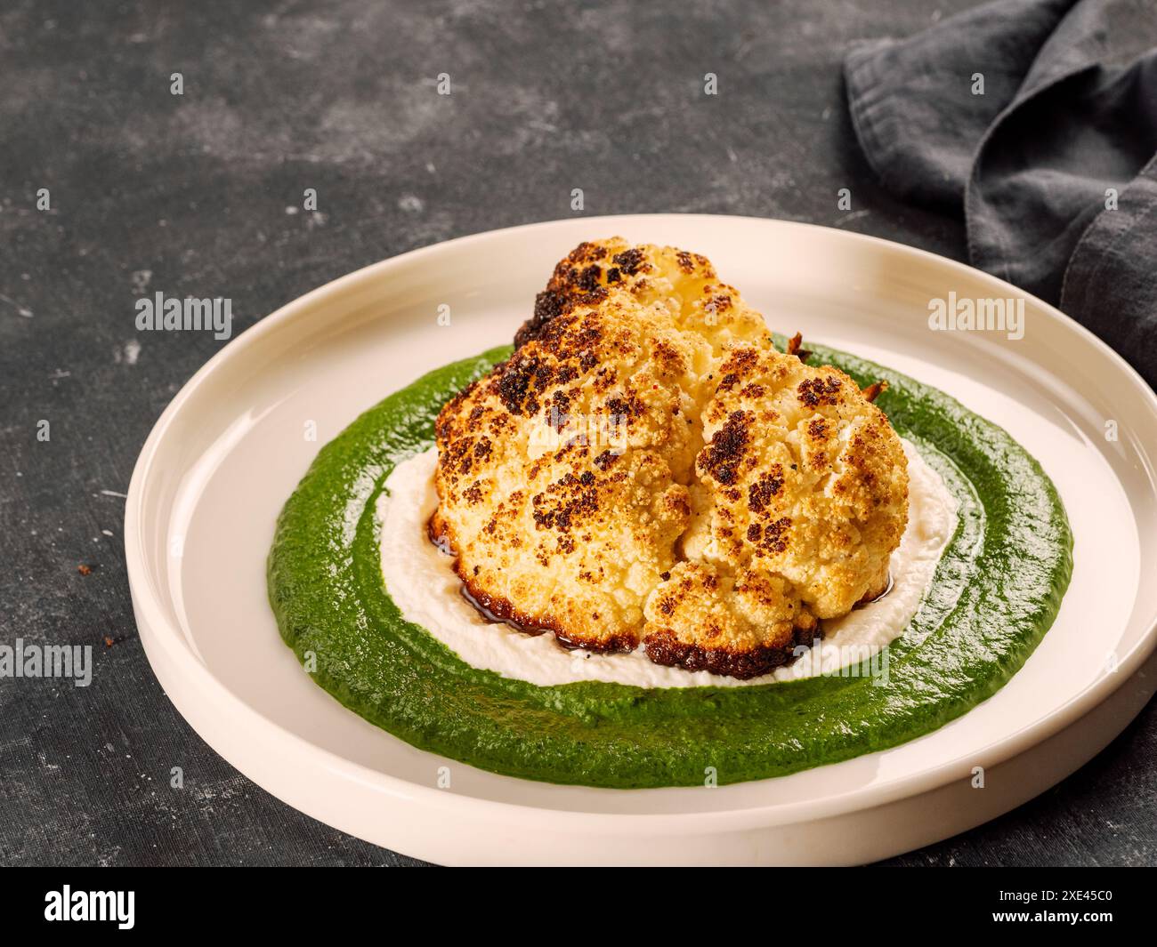 Vegetarisches Blumenkohlsteak. Gegrillter Blumenkohl Stockfoto