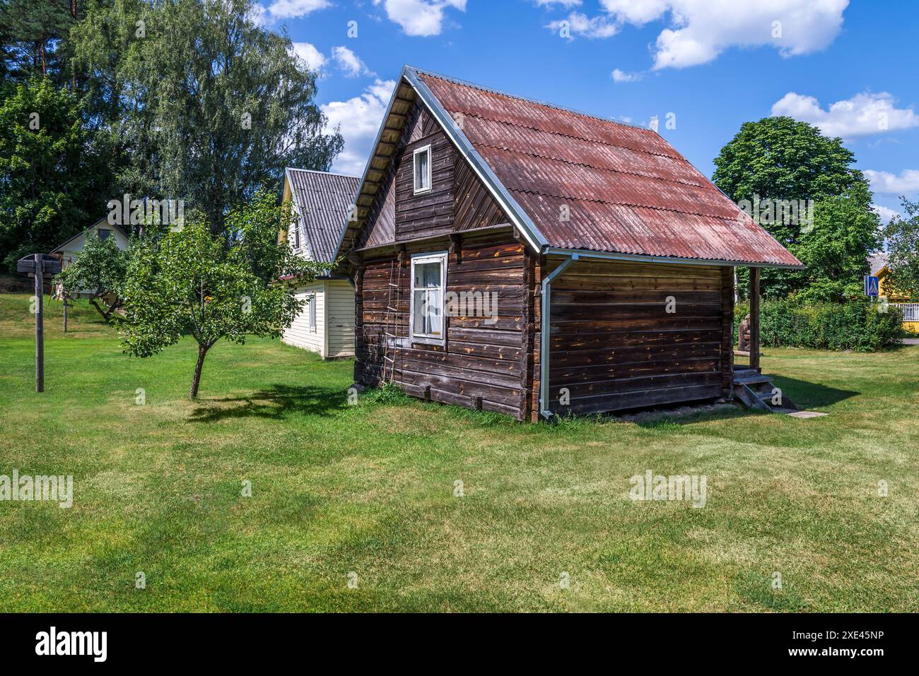 Kleines ländliches rustikales Holzhaus in Einem Gartenrasen Stockfoto