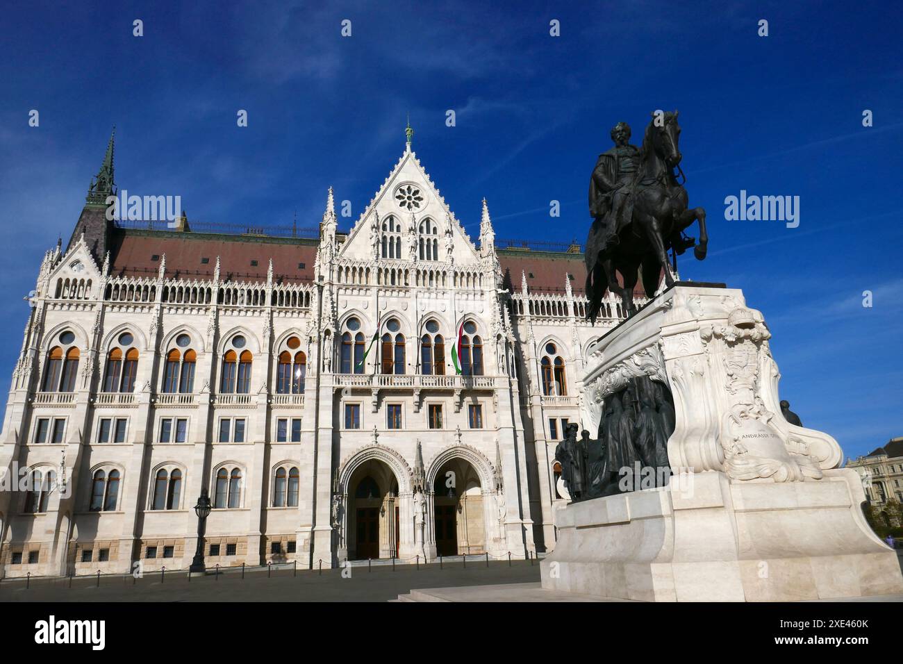 Gyula Andrassy Reiterstatue vor dem Parlament in Budapest, Ungarn Stockfoto