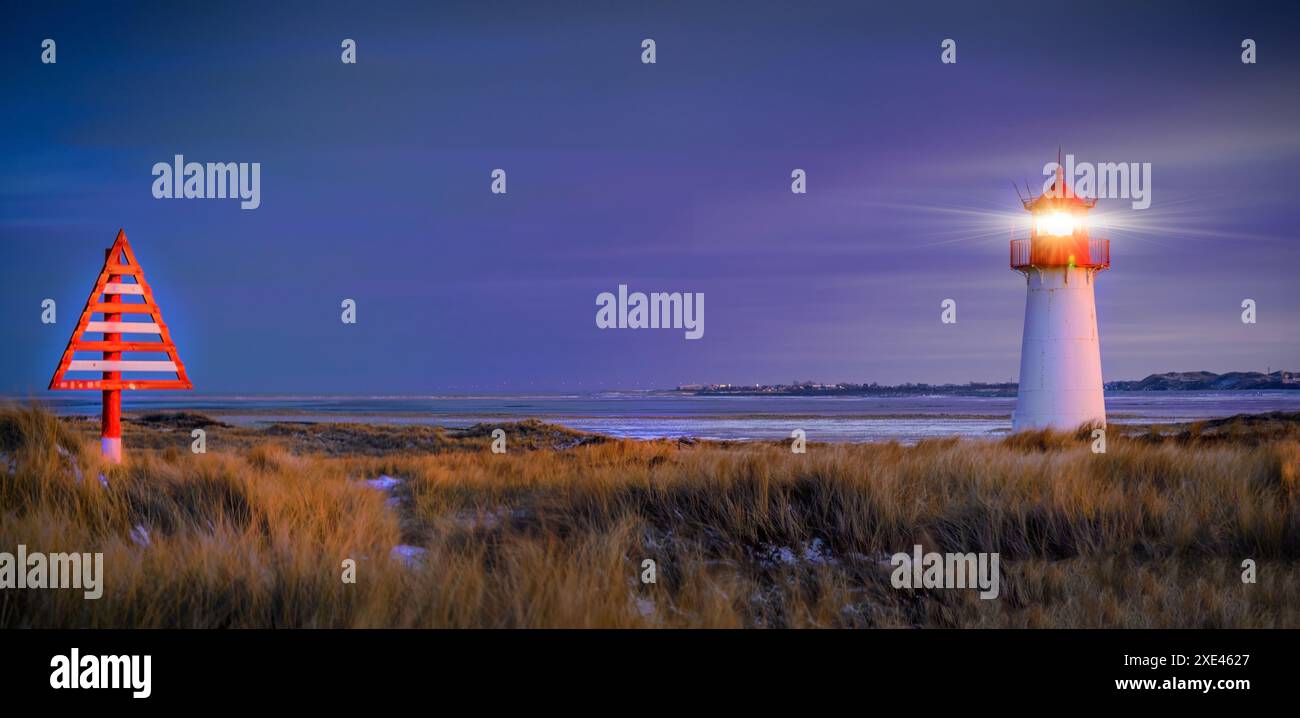 Leuchtturm List West und rot-weiße dreieckige, hölzerne Richtungsschilder (Border Beacon) dienen als d Stockfoto