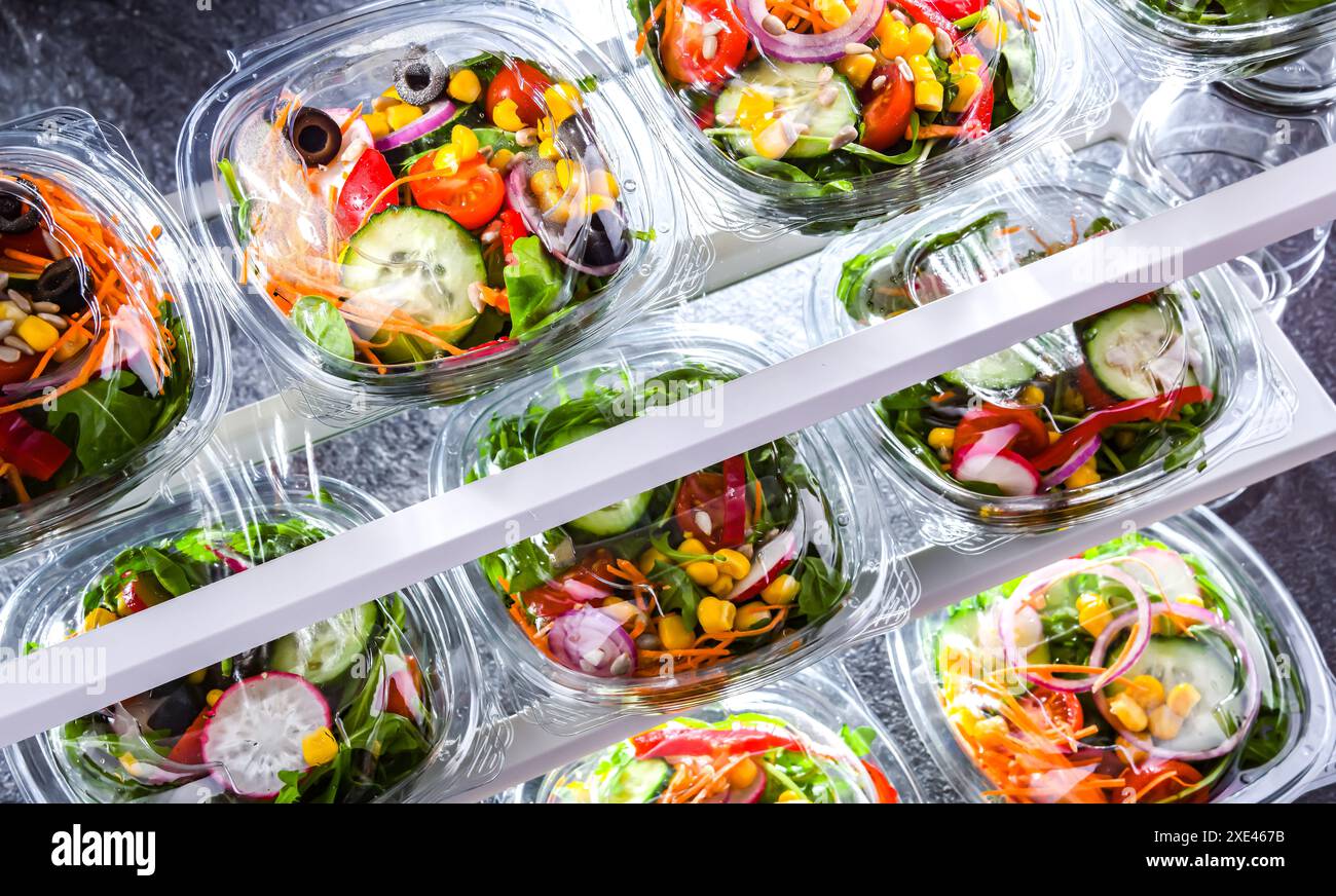 Plastikboxen mit vorverpackten Gemüsesalaten Stockfoto