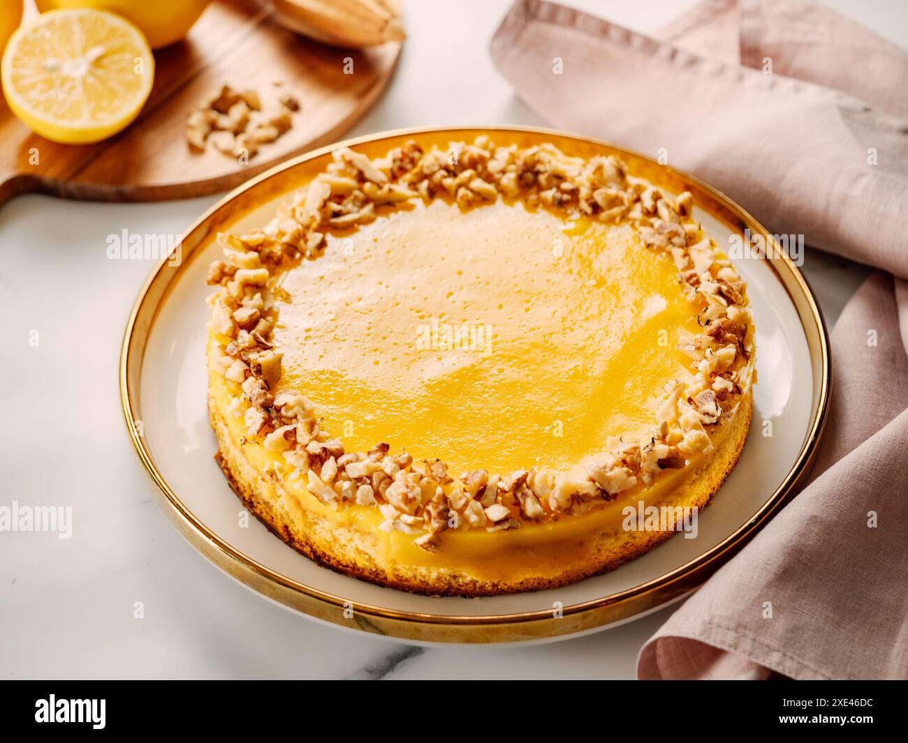 Vegane Zitronentorte oder Zitronenkuchen, dekorierte Walnüsse Stockfoto