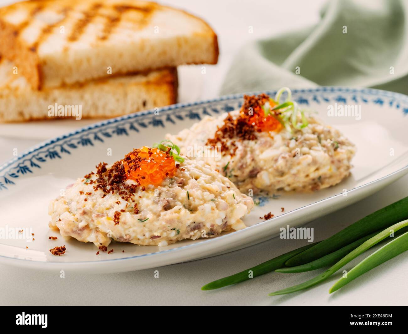 Mit Vorschmack oder Forshmak dekorierter Kaviar Stockfoto