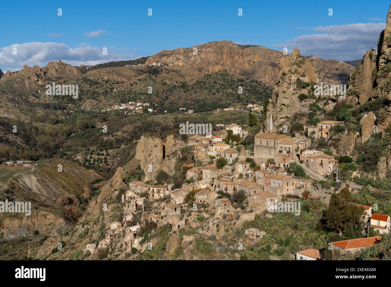 Blick auf die Geisterstadt Pentedattilo Aspromonte in Kalabrien Stockfoto