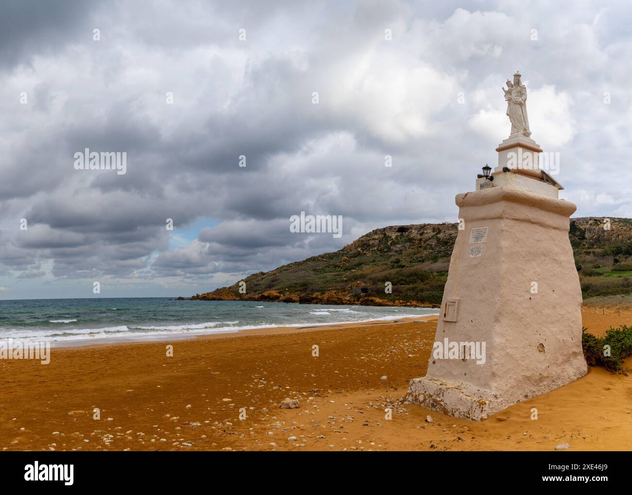Blick auf den roten Sandstrand und Staue unserer Lieben Frau in Ramla Bay auf Gozo Island in Malta Stockfoto