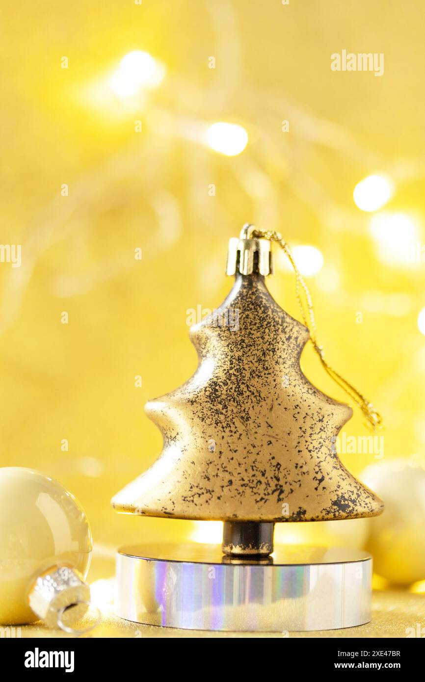 Weihnachtszauber. Wintertanne Gold Farbpalette mit weihnachtsdekor auf einem goldenen Hintergrund für Ihre Grußkarte. Stockfoto