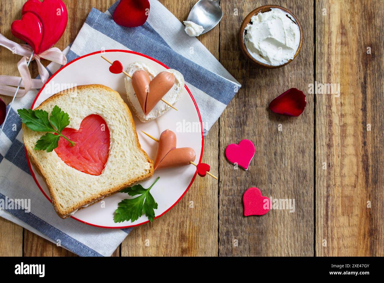 Frühstück am valentinstag oder am Muttertag. Toast mit Lachs und Käse mit der Aufschrift, dass ich dich liebe, auf einer rustikalen Ta Stockfoto