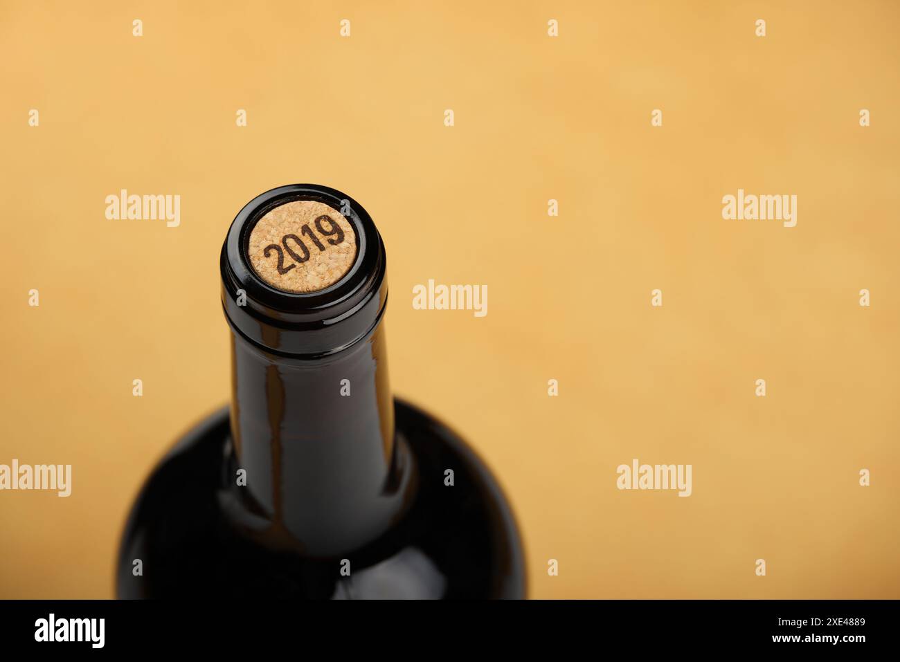 Flasche Weißwein mit Kork auf beigefarbenem Hintergrund Stockfoto
