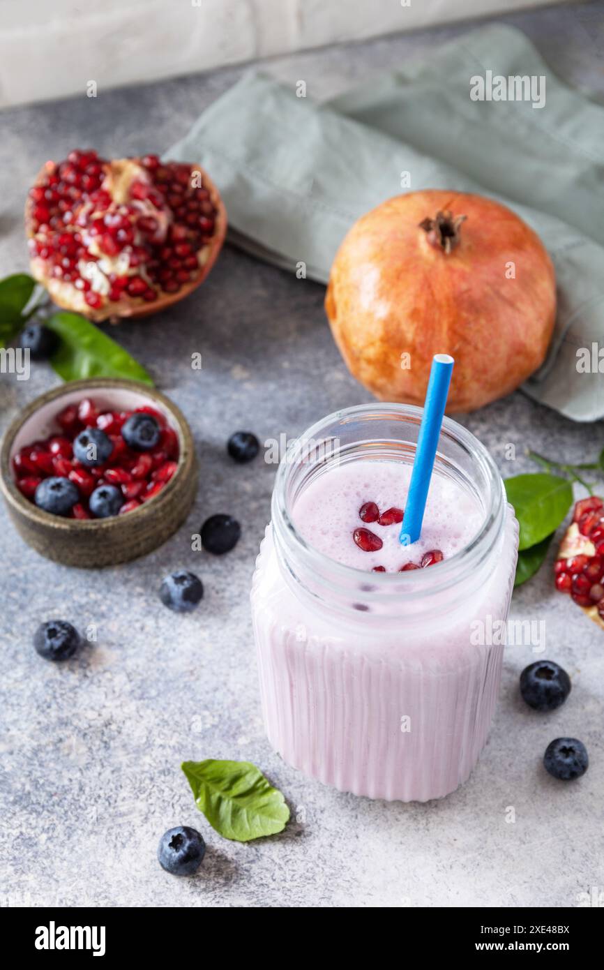 Veganer Protein-Smoothie aus Granatapfel und Heidelbeere auf einer Steinplatte. Gesunde Ernährung. Lifestyle Wellness. Foodismus, Rawis Stockfoto