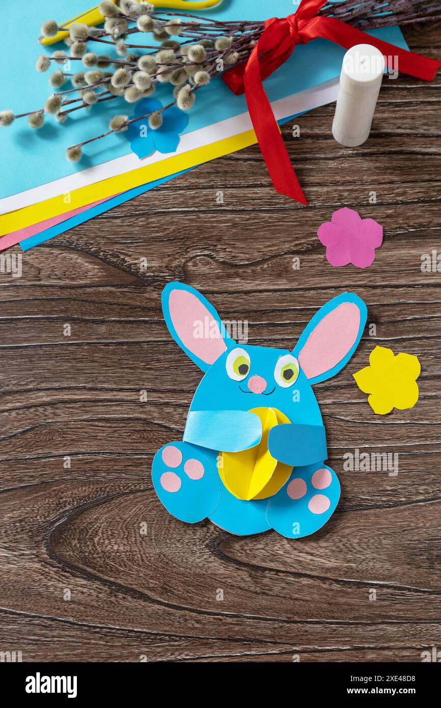 Glückwunsch Osterhase Spielzeugkarte mit osterei. Handgefertigt. Projekt der Kreativität der Kinder, Kunsthandwerk, Kunsthandwerk für Kinder. Stockfoto