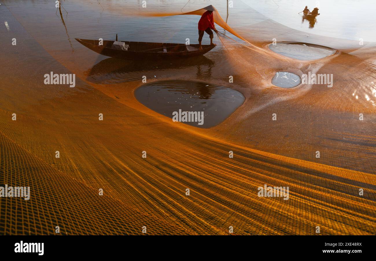 Hoi An, Zentralvietnam. Juni 2024. Einheimische Fischer fangen bei Sonnenaufgang auf dem Fluss Thu Bon im Fischerdorf Cua Dai in der Nähe von Hoi an, Zentralvietnam. Quelle: Carolyn Jenkins /Alamy Live News Stockfoto